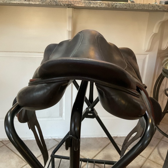 Devoucoux Chiberta Saddle 17.5 inch seat, 2013, cover and two girths, rich brown - Picture 8 of 16